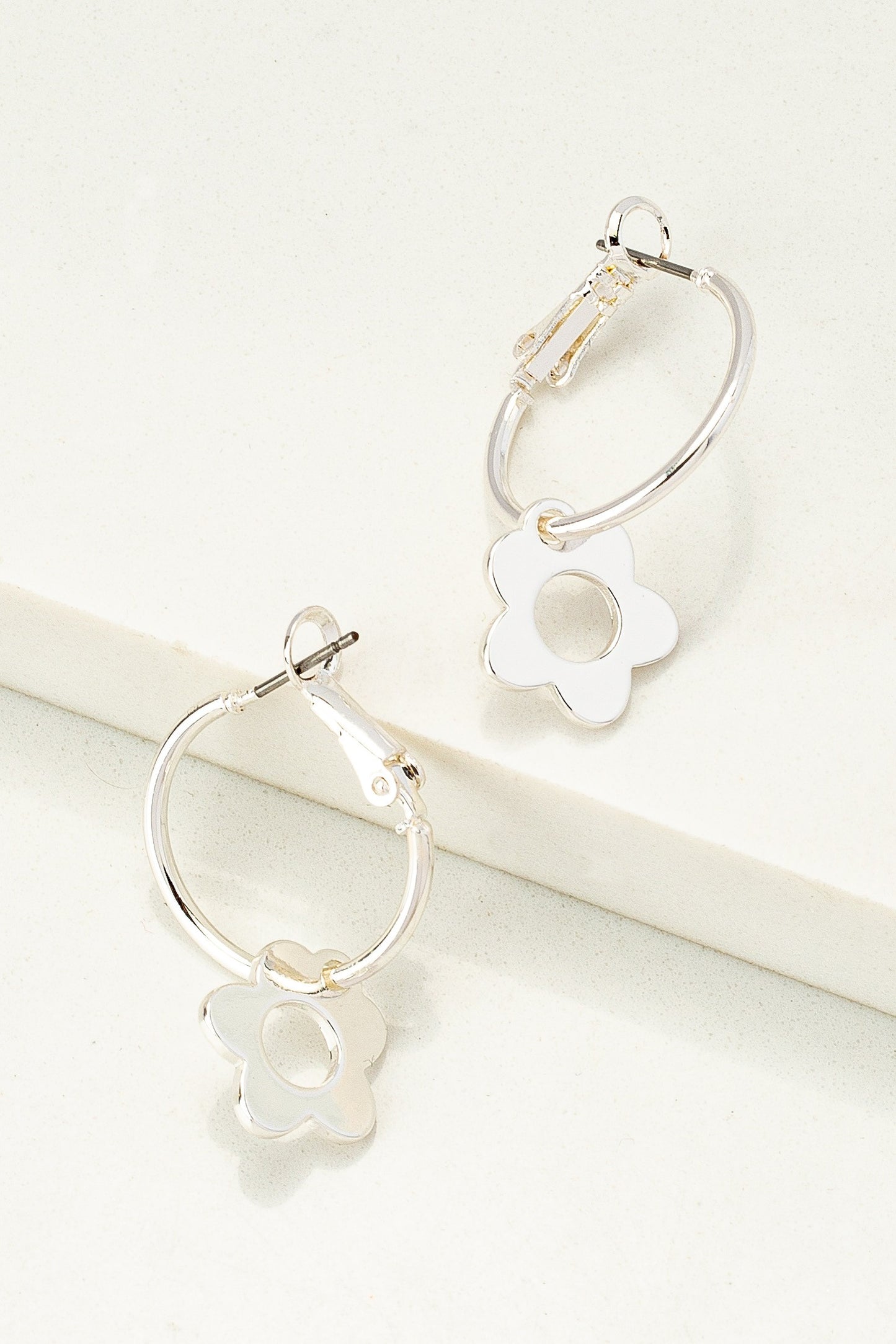CUTOUT FLOWER DROP EARRINGS