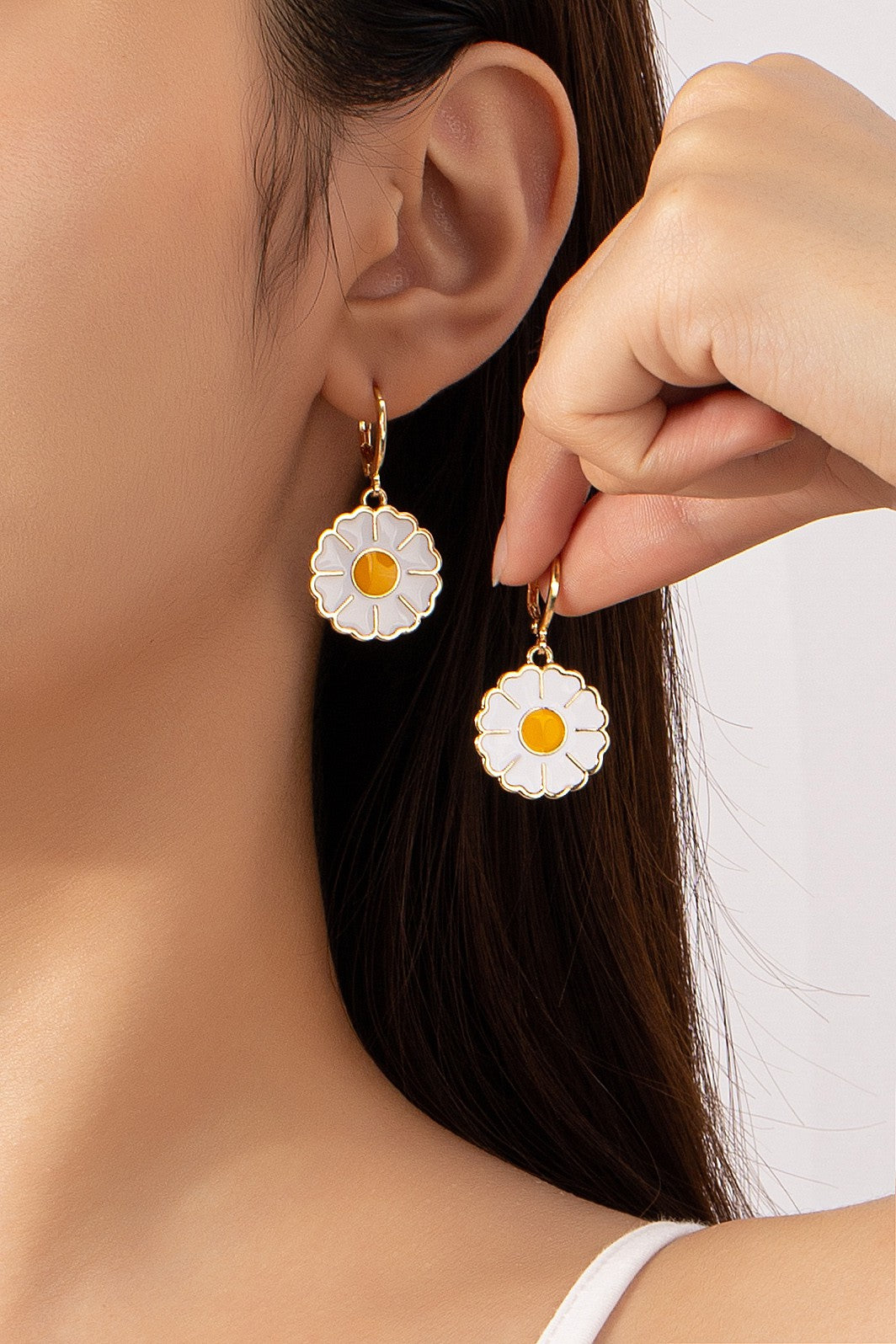 DAISY HUGGIE HOOP EARRINGS